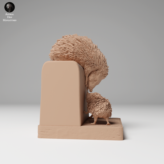 Igel mit Baby klettert den Bordstein hoch - Animal Den Miniatures